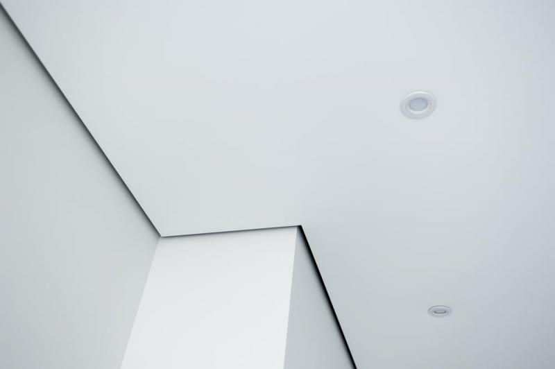 Pose de faux plafond : techniques et avantages pour votre int&eacute;rieur